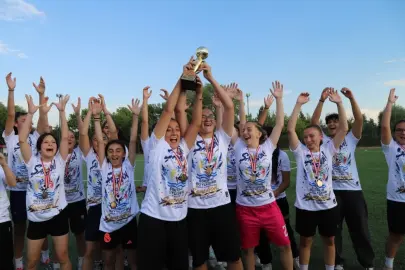 Eskişehir Büyükşehir spor kulübü kupayı kaldırdı